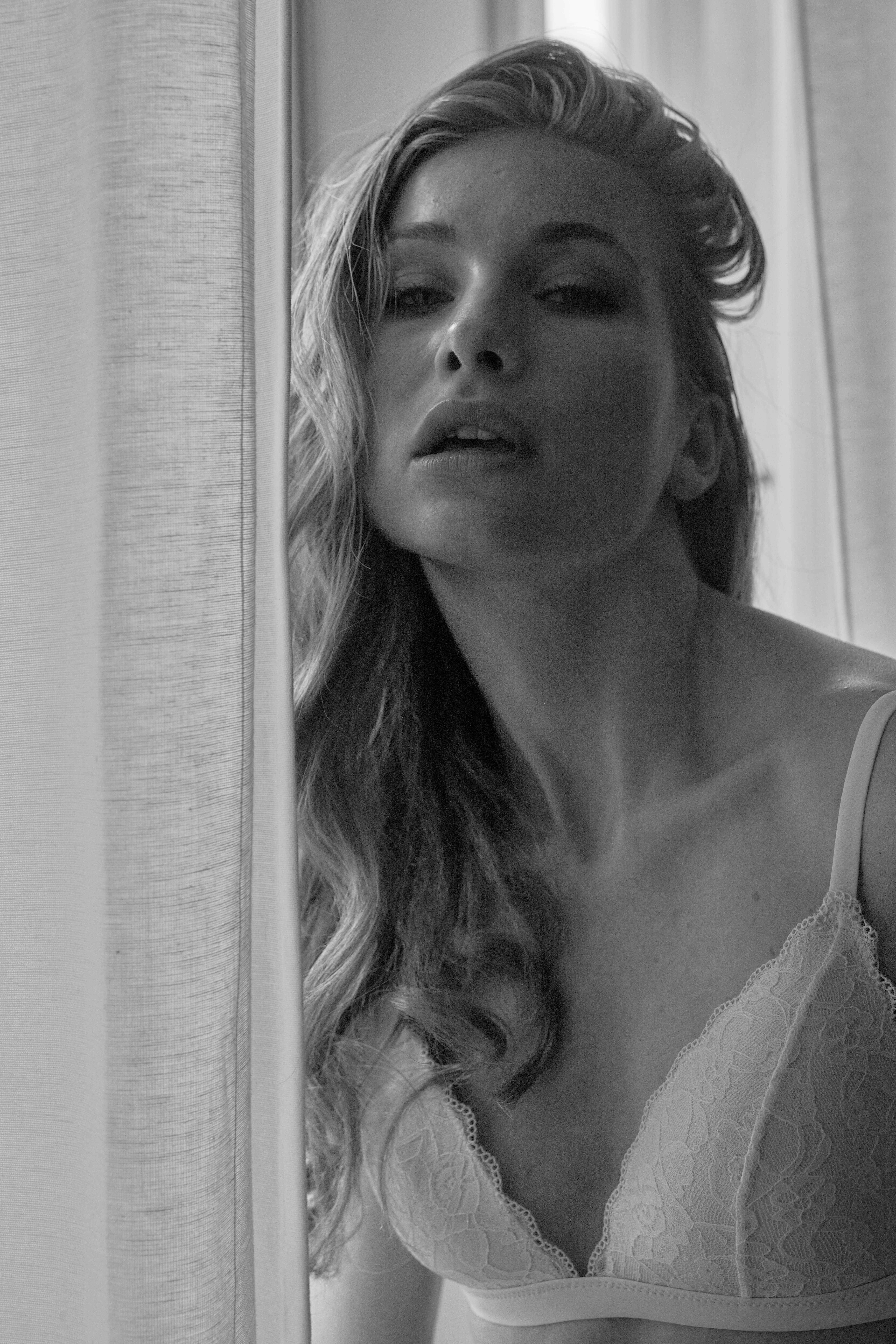 erotischer Blick am Morgen mit natürlichem Tages-Make-Up